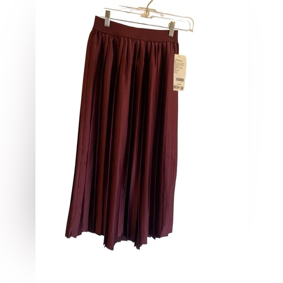 lululemon athletica Dresses & Skirts - NWT Lululemon Satin pleaded midi skirt GARNET Size: XS